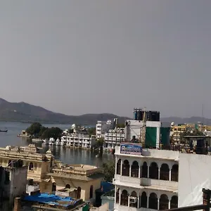 2* Hotel Ishwar Palace